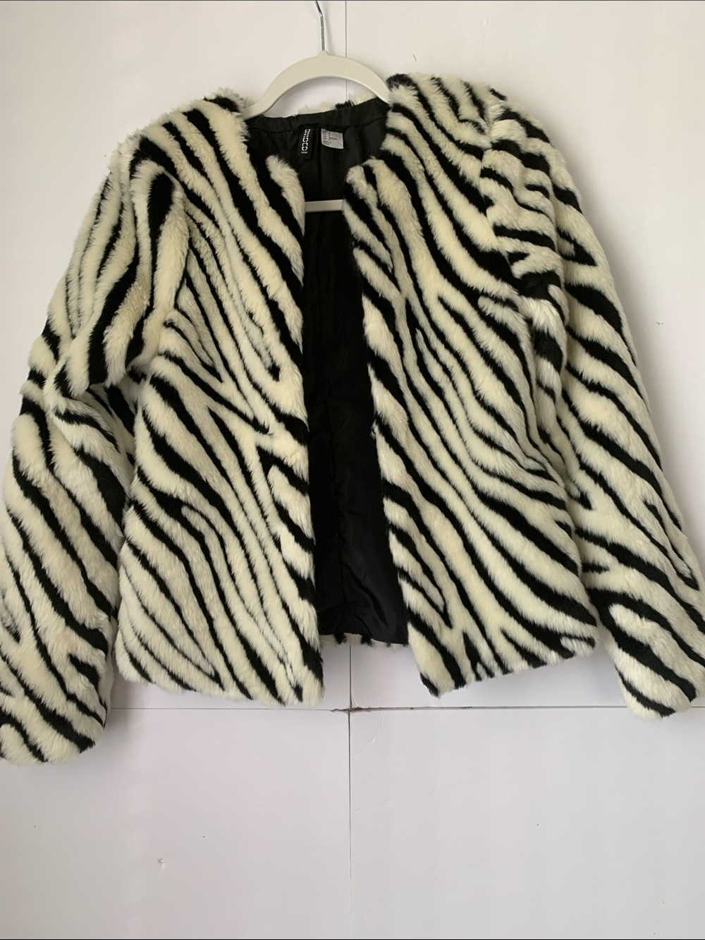 Divided by H&M Faux Fur Zebra Stripe Pockets Short Jacket Size 4 - Picture 2 of 13